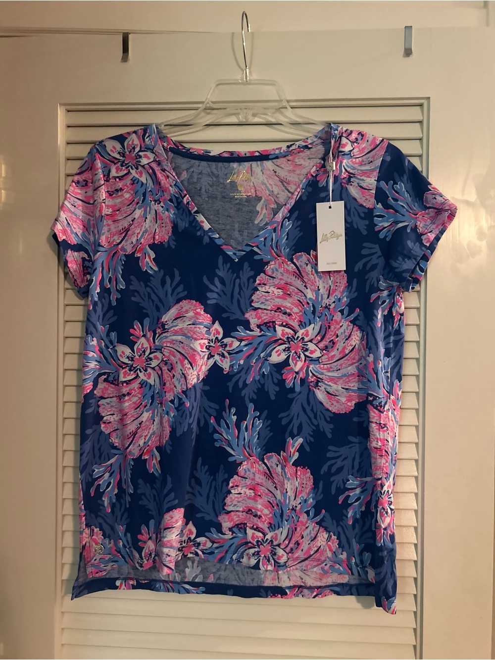 Lilly Pulitzer Women’s V-Neck Floral Tee in Navy and Pink For The Fans print